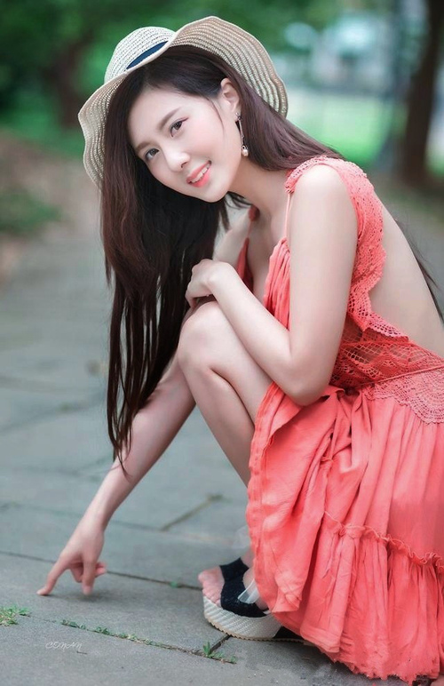 战术体系逐渐稳定球员在不同位置上展现出更强执行能力，球队战术打法