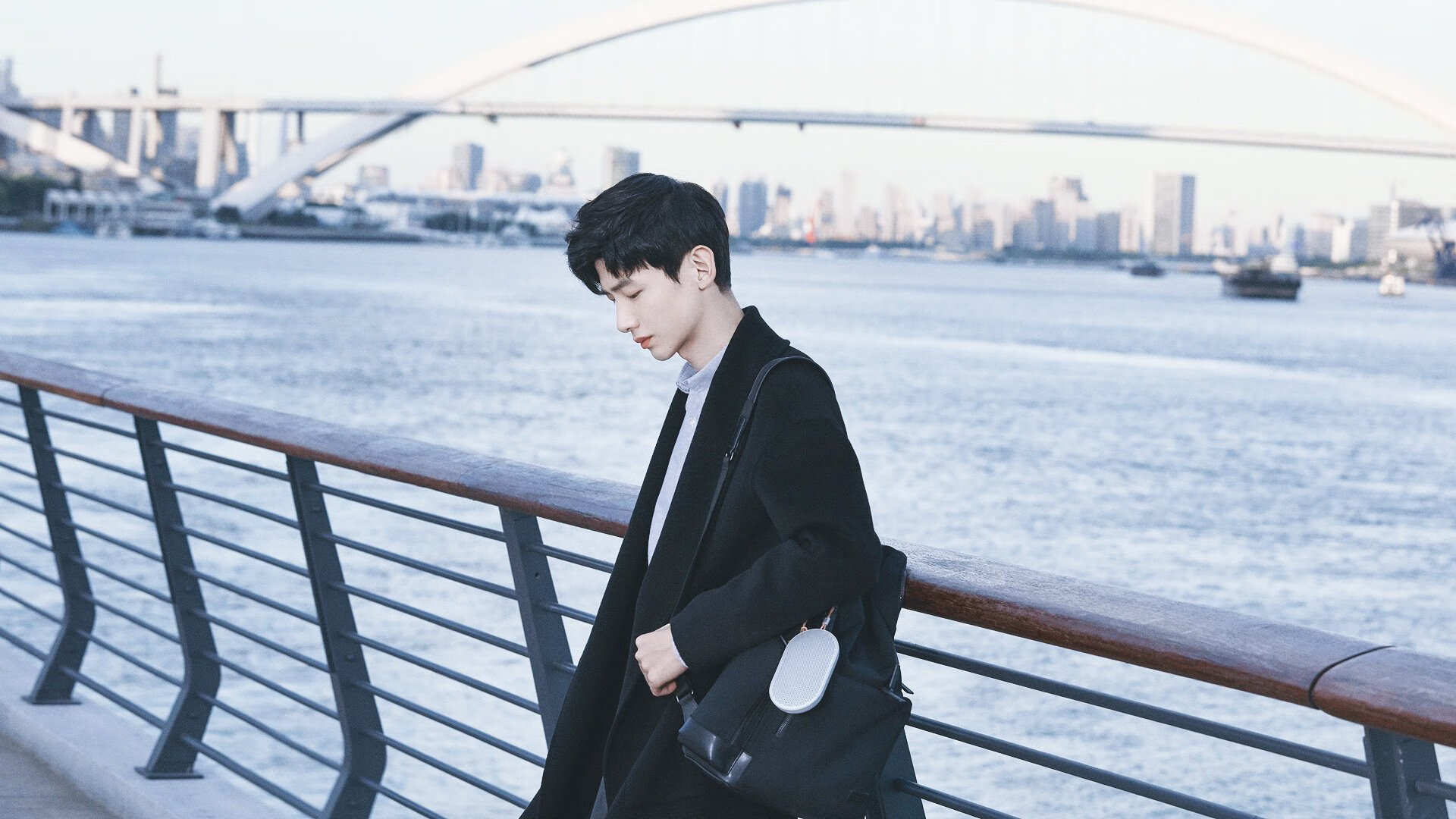 开云体育下载-曼联在主场逆转战胜强敌，积分追赶榜首